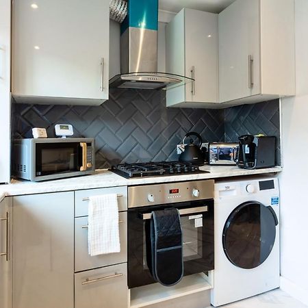 Amazing 3 Bedroom, 2 Bathroom, Ground Floor Flat With Garden, Near Train Station And Bus Stop Λονδίνο Εξωτερικό φωτογραφία