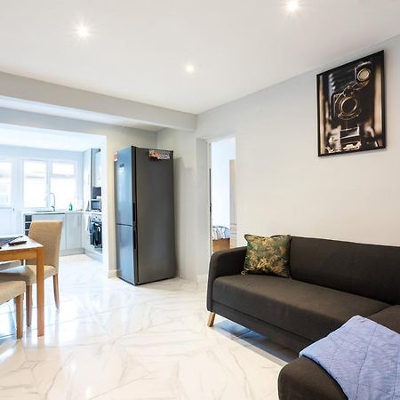 Amazing 3 Bedroom, 2 Bathroom, Ground Floor Flat With Garden, Near Train Station And Bus Stop Λονδίνο Εξωτερικό φωτογραφία