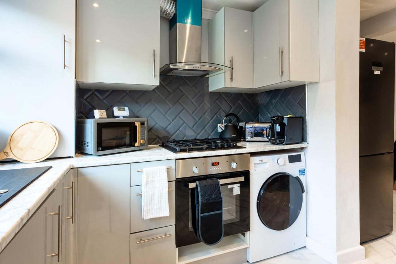 Amazing 3 Bedroom, 2 Bathroom, Ground Floor Flat With Garden, Near Train Station And Bus Stop Λονδίνο Εξωτερικό φωτογραφία