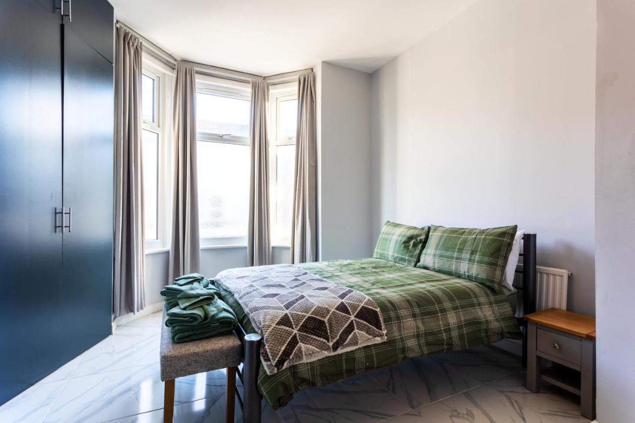 Amazing 3 Bedroom, 2 Bathroom, Ground Floor Flat With Garden, Near Train Station And Bus Stop Λονδίνο Εξωτερικό φωτογραφία