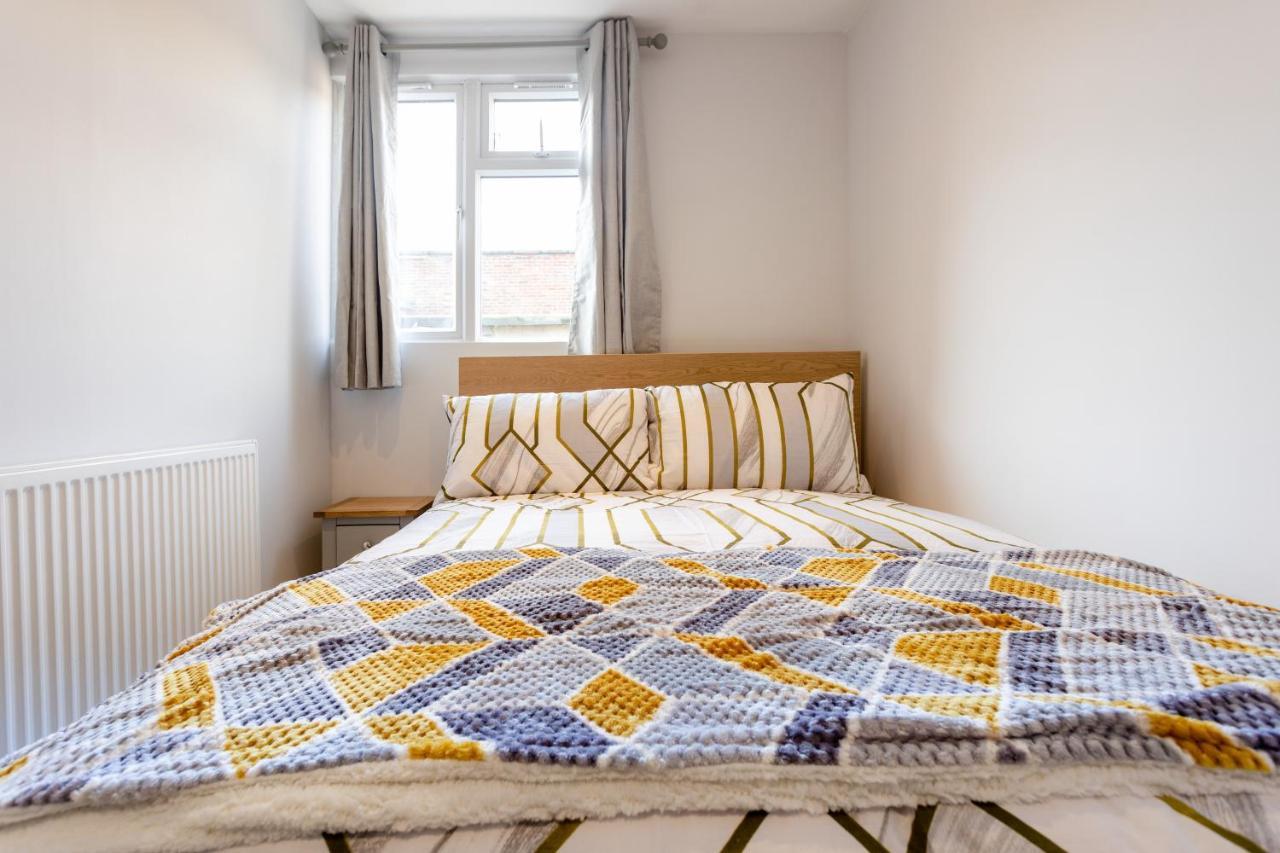 Amazing 3 Bedroom, 2 Bathroom, Ground Floor Flat With Garden, Near Train Station And Bus Stop Λονδίνο Εξωτερικό φωτογραφία
