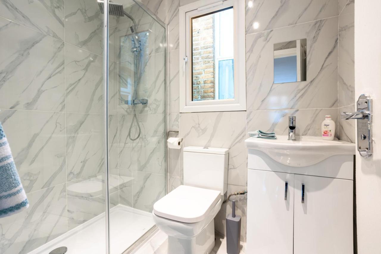 Amazing 3 Bedroom, 2 Bathroom, Ground Floor Flat With Garden, Near Train Station And Bus Stop Λονδίνο Εξωτερικό φωτογραφία