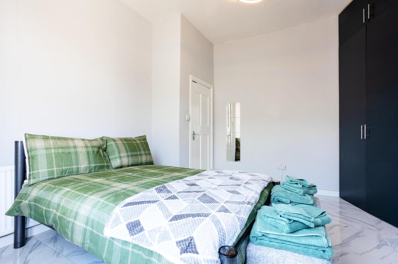 Amazing 3 Bedroom, 2 Bathroom, Ground Floor Flat With Garden, Near Train Station And Bus Stop Λονδίνο Εξωτερικό φωτογραφία
