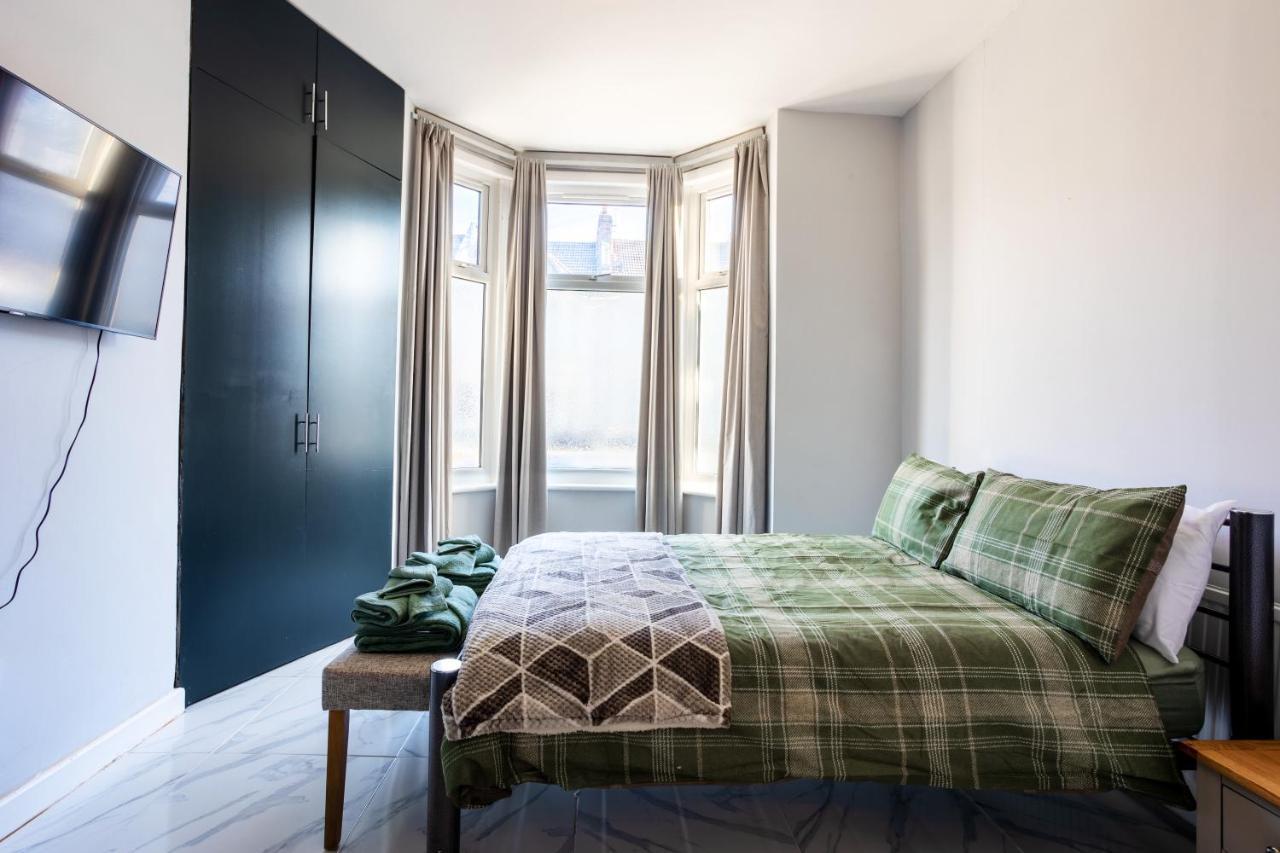 Amazing 3 Bedroom, 2 Bathroom, Ground Floor Flat With Garden, Near Train Station And Bus Stop Λονδίνο Εξωτερικό φωτογραφία