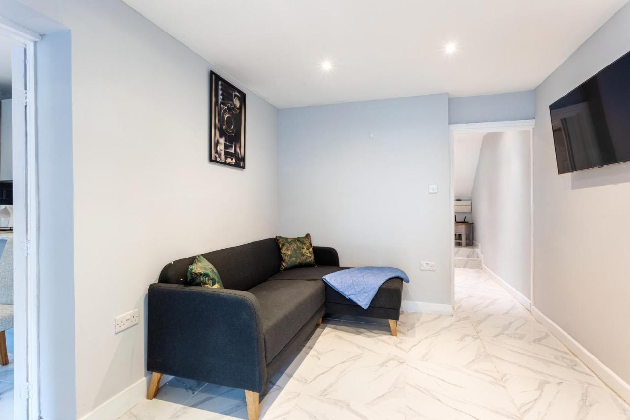 Amazing 3 Bedroom, 2 Bathroom, Ground Floor Flat With Garden, Near Train Station And Bus Stop Λονδίνο Εξωτερικό φωτογραφία