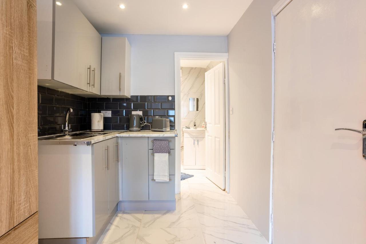 Amazing 3 Bedroom, 2 Bathroom, Ground Floor Flat With Garden, Near Train Station And Bus Stop Λονδίνο Εξωτερικό φωτογραφία