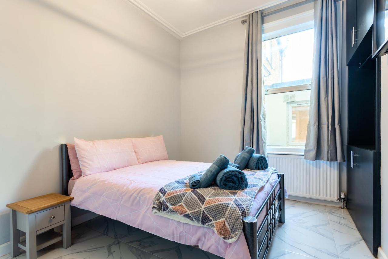 Amazing 3 Bedroom, 2 Bathroom, Ground Floor Flat With Garden, Near Train Station And Bus Stop Λονδίνο Εξωτερικό φωτογραφία